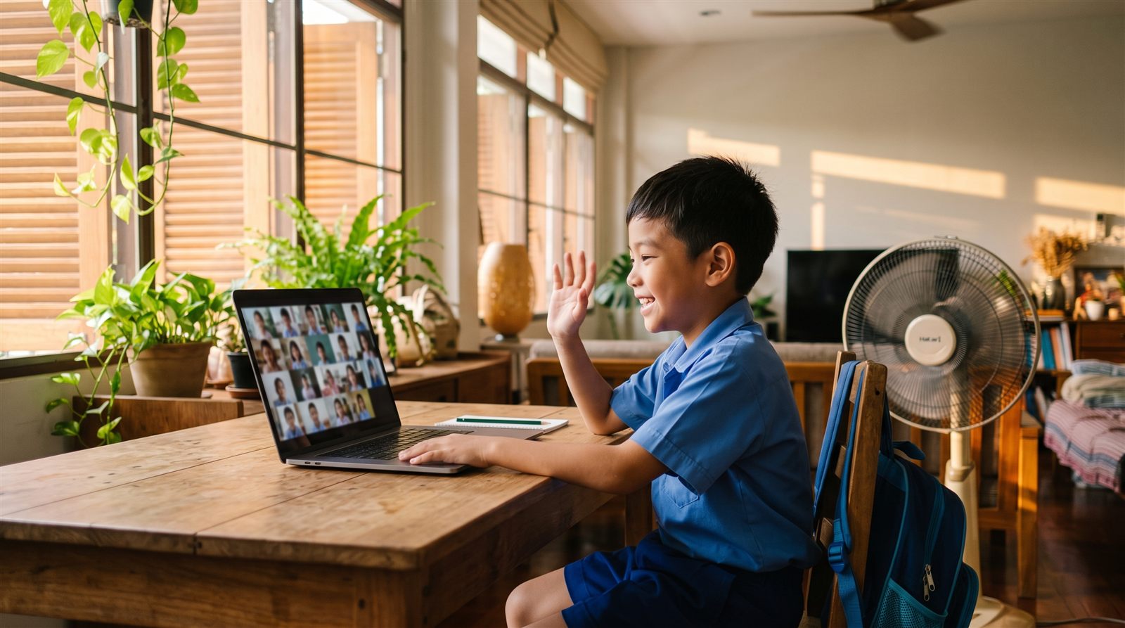 เด็กในศรีราชาเรียนภาษาญี่ปุ่นออนไลน์จากที่บ้านในช่วงเย็น