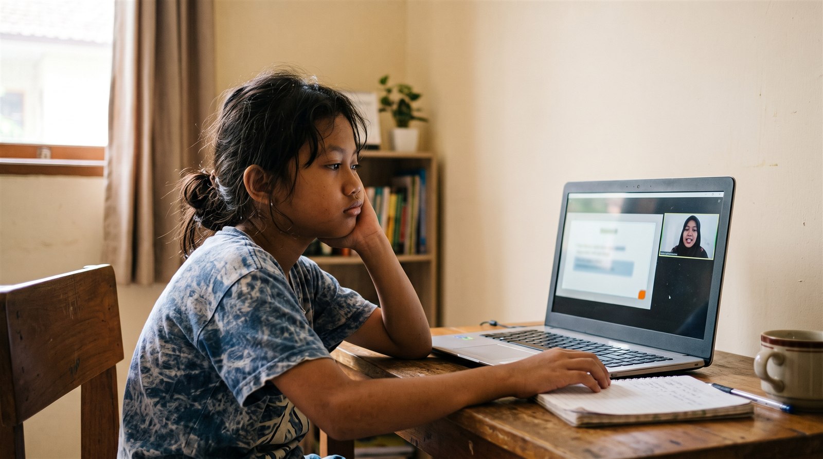 Anak Indonesia tampak bosan belajar bahasa Jepang sendirian di depan laptop