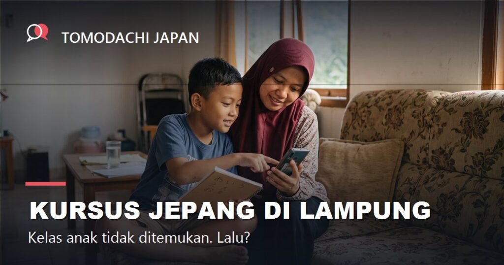 Ibu berhijab dan anak laki-laki di Bandar Lampung membandingkan pilihan les bahasa Jepang di ponsel