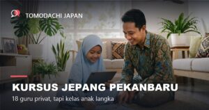 Anak perempuan berhijab di Pekanbaru belajar katakana dengan tablet bersama ayahnya di ruang keluarga