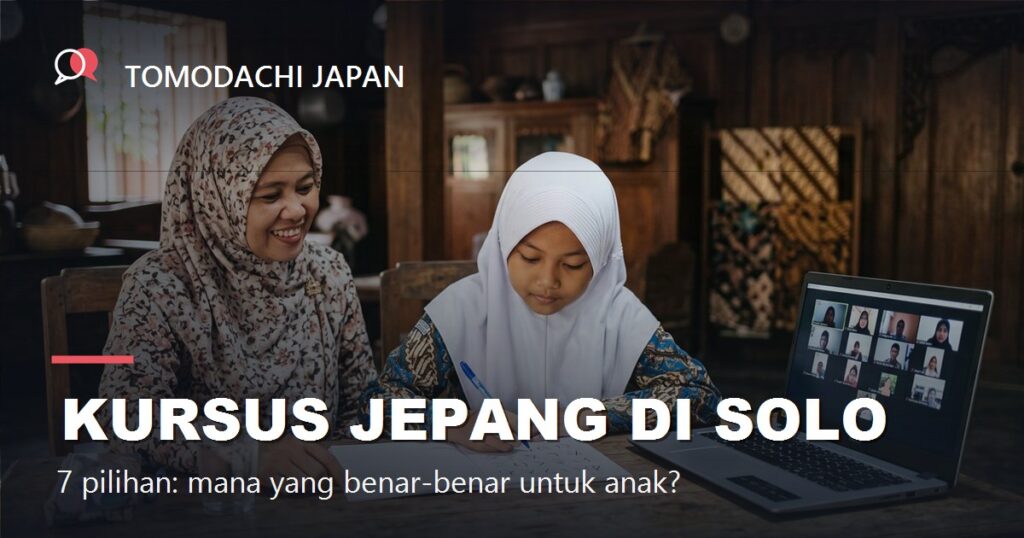 Anak perempuan di Solo belajar menulis hiragana bersama ibunya sambil mengikuti kelas bahasa Jepang online
