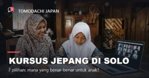 Anak perempuan di Solo belajar menulis hiragana bersama ibunya sambil mengikuti kelas bahasa Jepang online