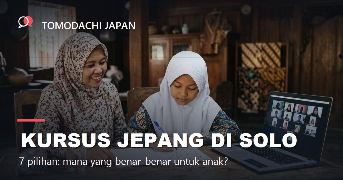 Anak perempuan di Solo belajar menulis hiragana bersama ibunya sambil mengikuti kelas bahasa Jepang online